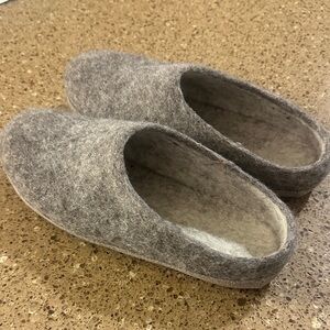 Nootkas Cozy Gray Wool Slippers